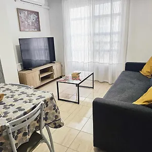 Apartment Sunlit Casa Bonita With Free Parking, Málaga